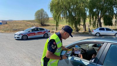 Yozgat'ta Trafik Güvenliği Uygulaması: Jandarma Ekipleri Sürücüleri Bilgilendirerek Emniyet Kemeri,
