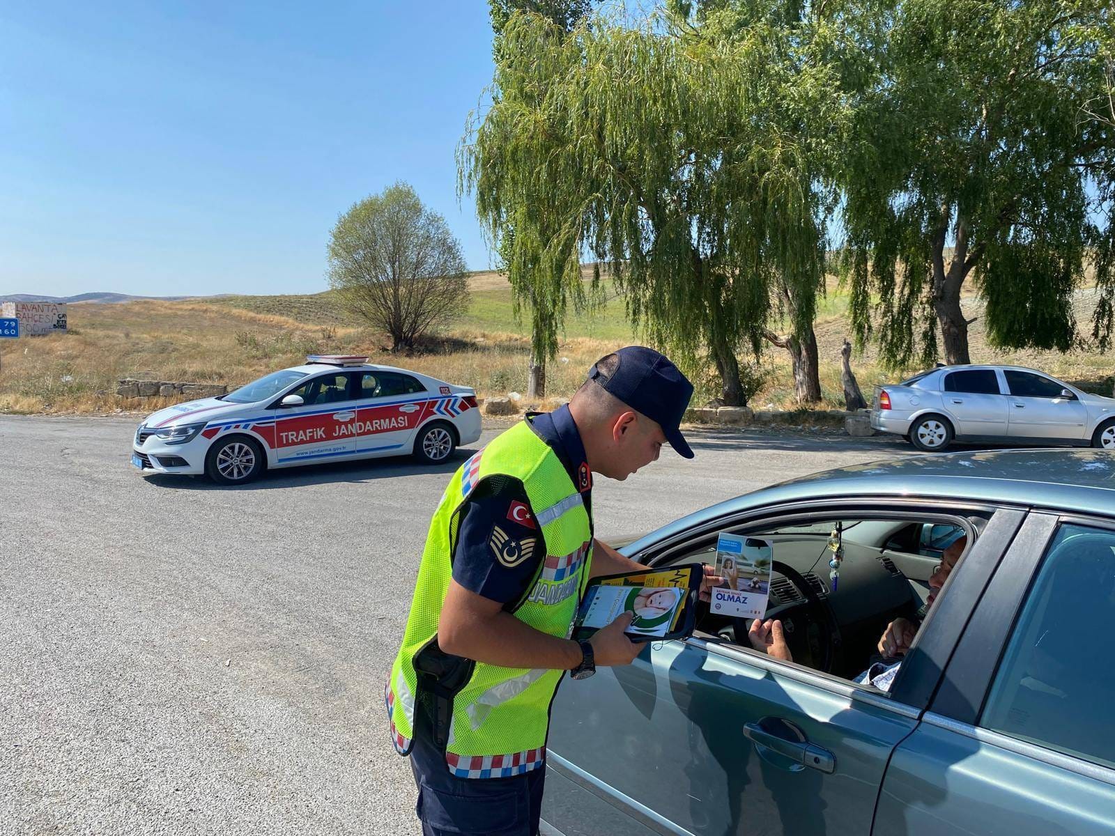 Yozgat’ta Trafik Güvenliği ve Eğitim Faaliyetleri: Jandarma Kontrol Noktası ile Bilgilendirme ve Eğitim