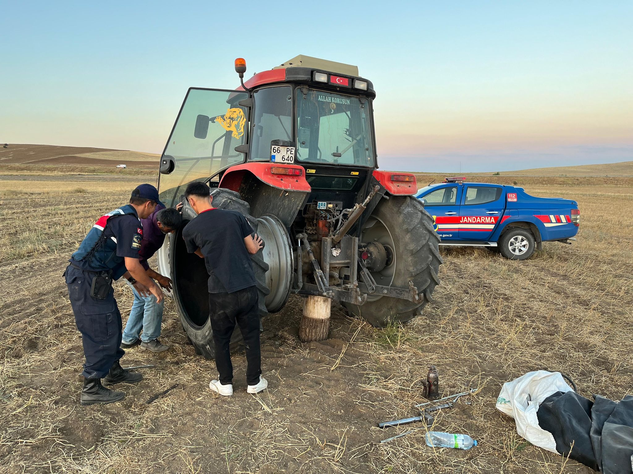 Şefaatli İlçesinde Devriye Ekibi Tarafından Yardım Edilen Traktör Sürücüsü Mağduriyetten Kurtarıldı