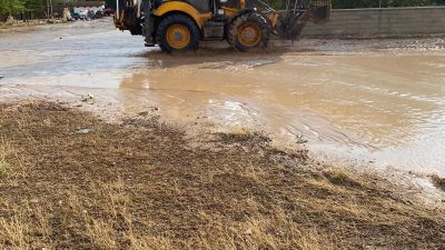 Yenipazar Kasabası'nda Şiddetli Yağmur ve Dolu Sele Neden Oldu: Çatılarda