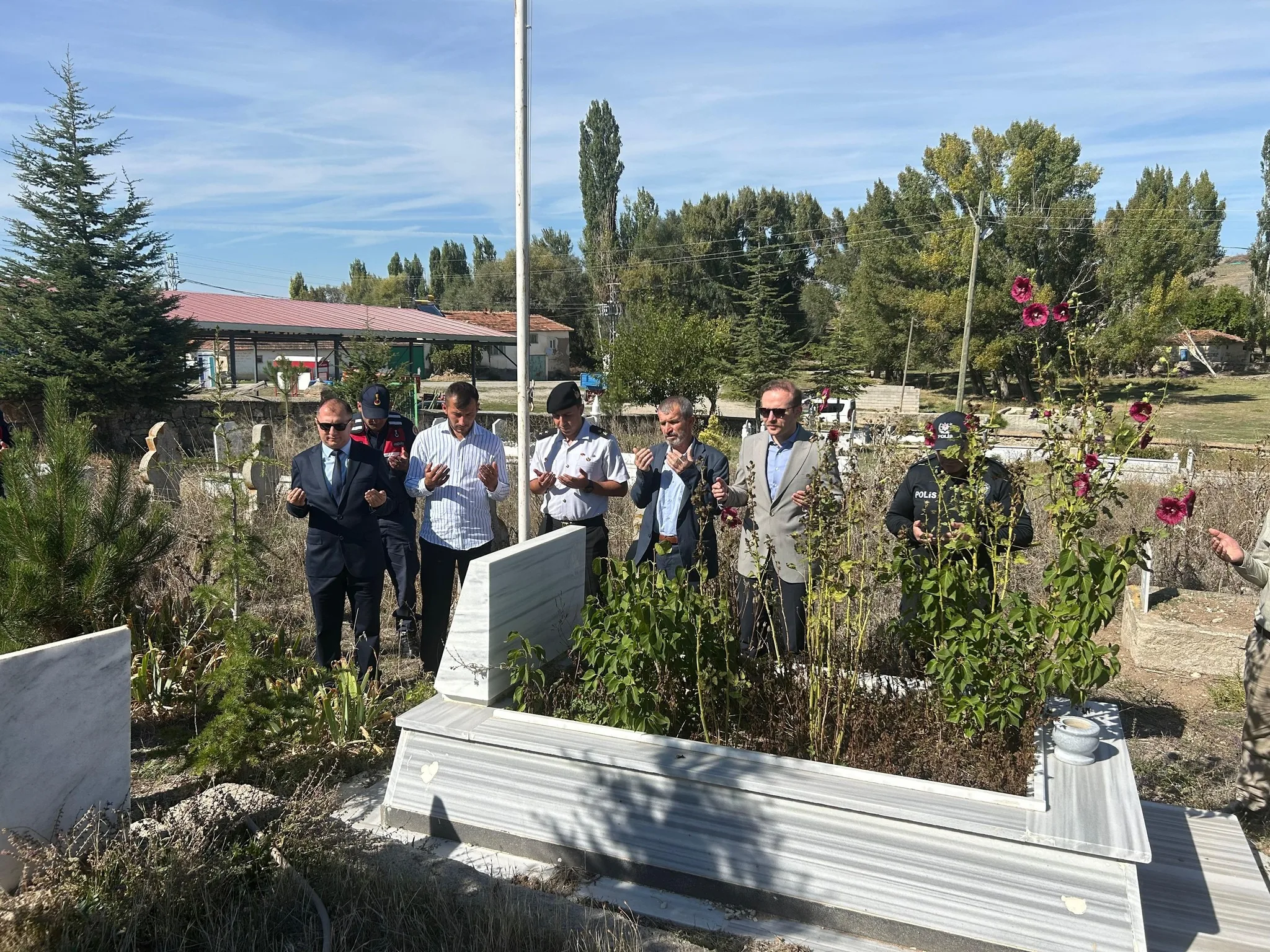 Kaymakam Aydın Yanık, Şehit Ailelerini ve Kabirlerini Ziyaret Etti