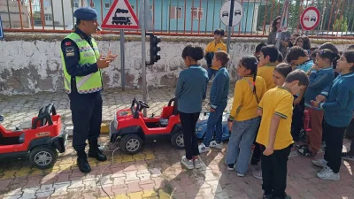 Trafik Kurallarını Öğrenen 237 Öğrenci, Jandarma Eşliğinde Güvenli Bir Geleceğe