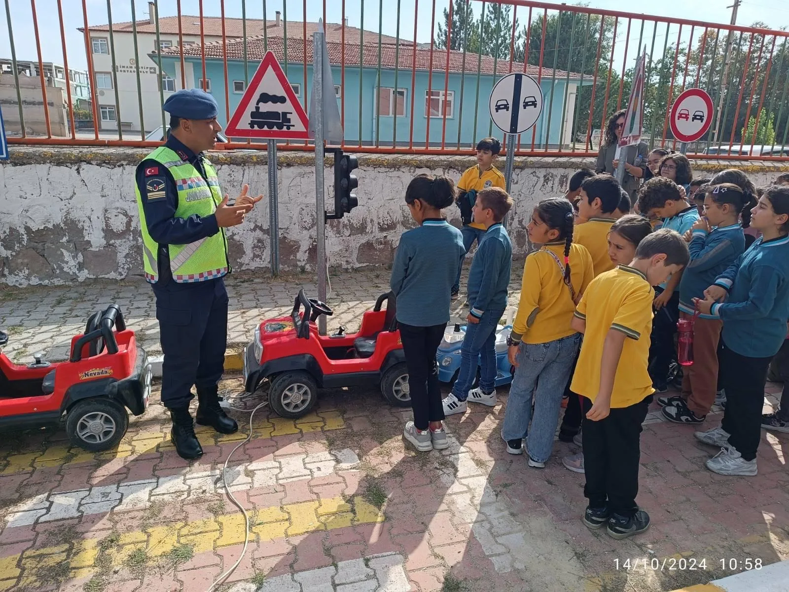 Jandarma’dan Öğrencilere Trafik Eğitimi Semineri