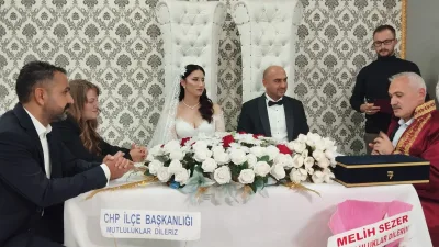 İsmail Kartal Aksoy ve Avukat Yağmur Ayık, aileleri ve dostlarıyla