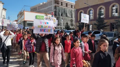 Boğazlıyan'da, 20 Kasım Dünya Çocuk Hakları Günü kapsamında düzenlenen kortej