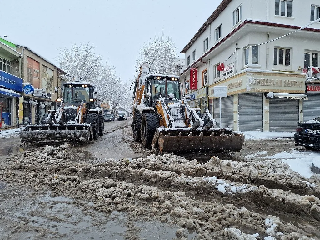 Coşar, Kar Temizleme Çalışmaları Titizlikle Sürüyor