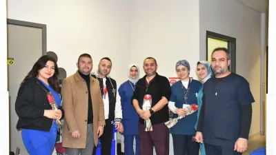 Acil sağlık çalışanları, gece kahvaltısında bir araya gelirken, Başhekim Uz.