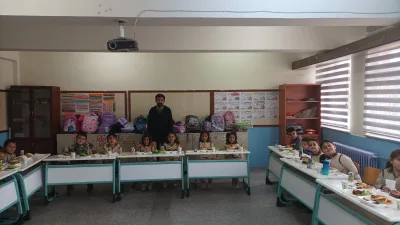 Fatih İlkokulu 1-B sınıfı, öğretmen Alperen Tiryaki'nin rehberliğinde Yerli Malı