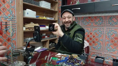 Bülent Ersöz, mezatlarda sergilediği özel tasarım tesbihlerle, her zevke hitap