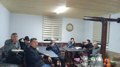 Öğretmen Hüseyin Coşkun'un öncülüğünde, Sırçalı Kasabası Cami Evi, namaz sonrası