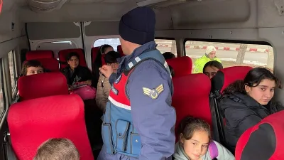 Saraykent ilçesinde, öğrenci taşıyan araçlara yönelik gerçekleştirilen trafik denetiminde, güvenlik