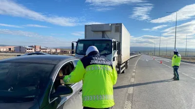 Yozgat-Boğazlıyan ve Sorgun İl Yolu üzerinde gerçekleştirilen emniyet kemeri denetiminde,