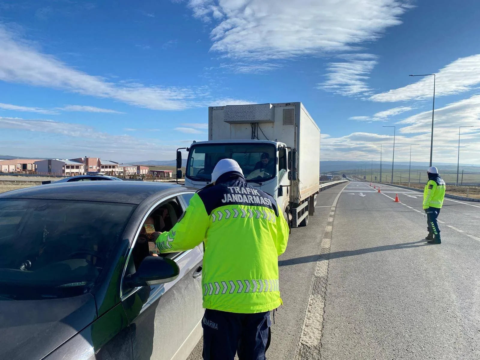 Yozgat-Boğazlıyan ve Sorgun İl Yolu üzerinde gerçekleştirilen emniyet kemeri denetiminde,