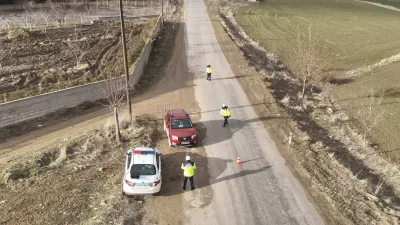 Sorgun ilçesinde gerçekleştirilen drone destekli trafik denetimlerinde, 75 araç kontrol