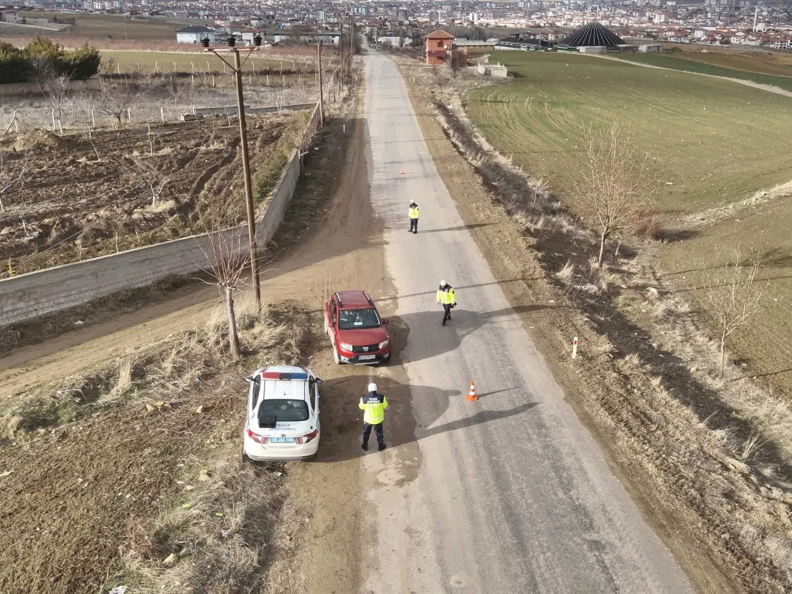 Sorgun ilçesinde gerçekleştirilen drone destekli trafik denetimlerinde, 75 araç kontrol