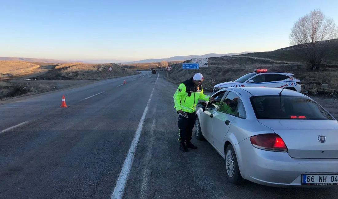 Yozgat-Boğazlıyan karayolunda yapılan trafik denetiminde, sürücülere trafik kuralları hatırlatıldı, ihlal