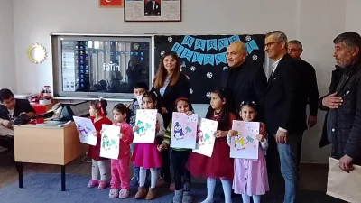 Başkan Mustafa Uçar, Uzunlu Kasabası'ndaki okullarda eğitim gören öğrencilerle bir