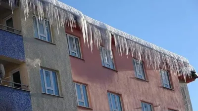 Yozgat Valiliği, kar yağışı sonrası çatılarda biriken kar ve buzların