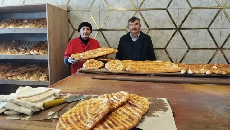 İşletme sahibi Uğur Paşaoğlu, Ramazan pidesi, tahinli yağlı pide ve