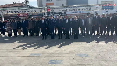 Cumhuriyet Meydanı’nda çelenk sunumu, saygı duruşu ve İstiklal Marşı'nın ardından