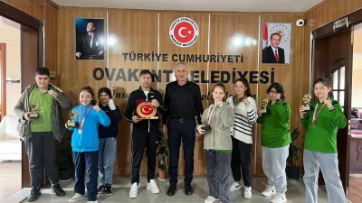 Ovakentli genç boksörler, katıldıkları turnuvada elde ettikleri büyük başarılarla ilçeyi