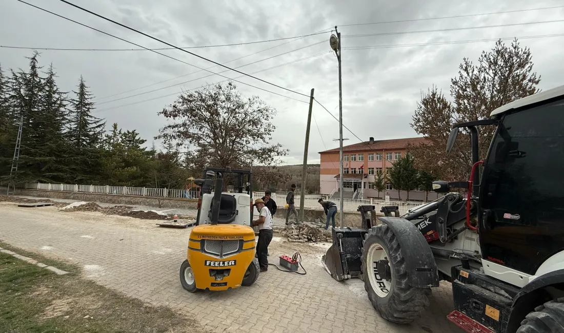 Uzunlu Kasabası Belediye Başkanı Mustafa Uçar, kasabada kilit parke taşı