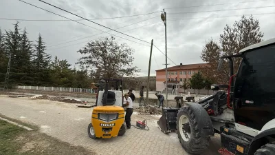 Uzunlu Kasabası Belediye Başkanı Mustafa Uçar, kasabada kilit parke taşı