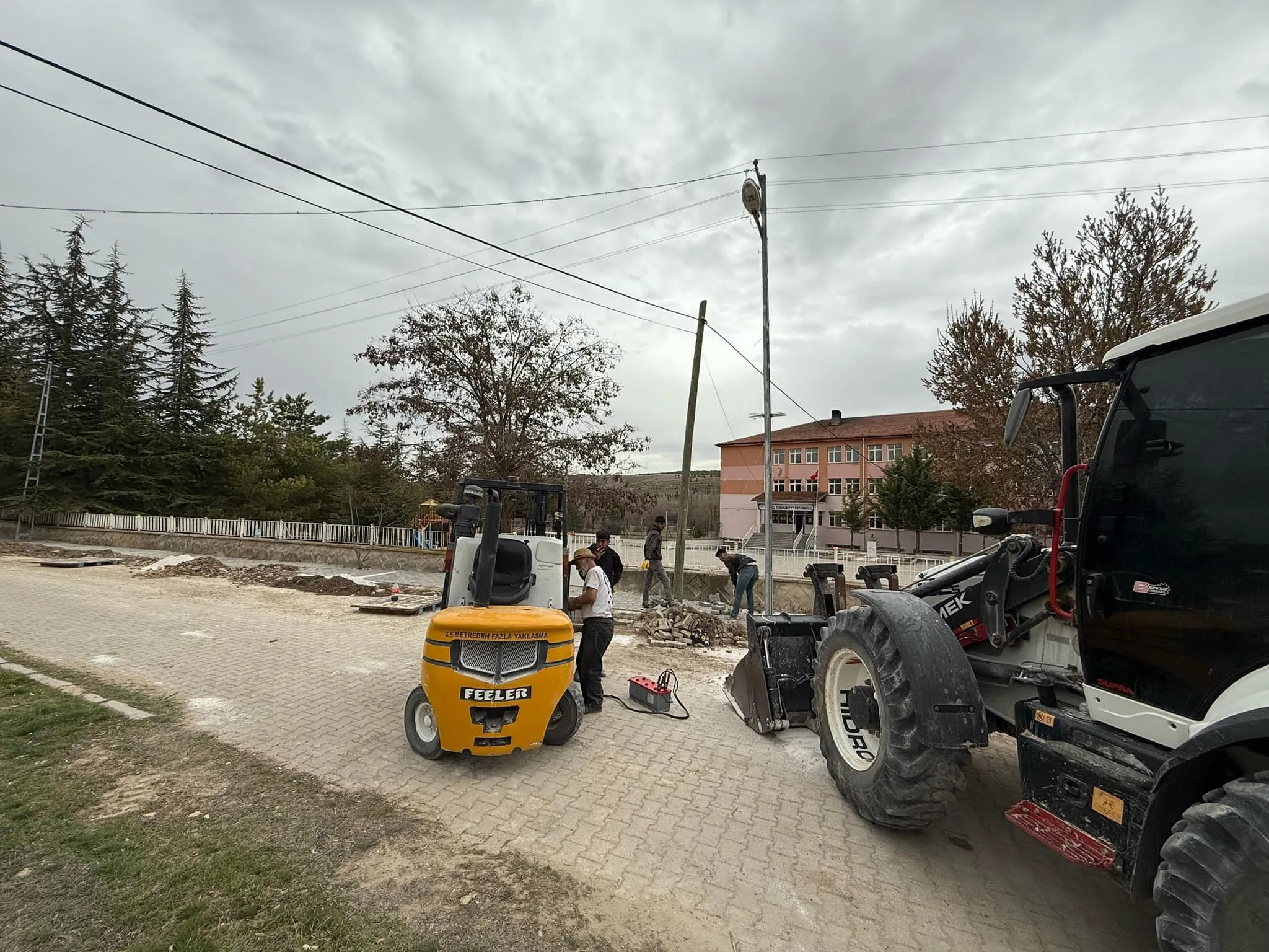 Uzunlu Kasabası Belediye Başkanı Mustafa Uçar, kasabada kilit parke taşı