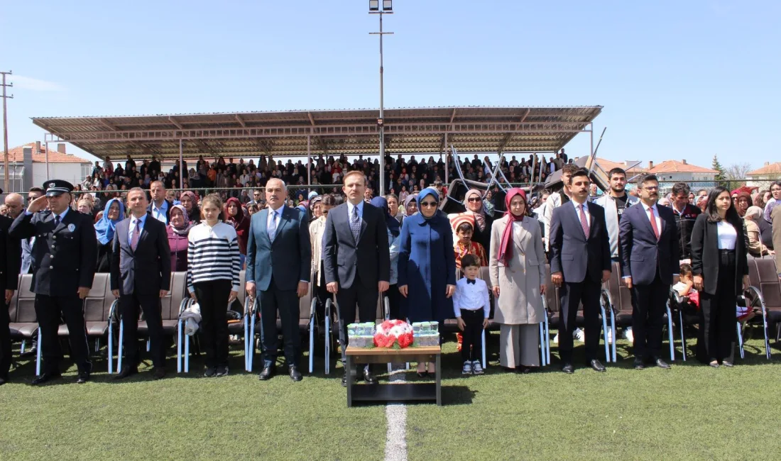 23 Nisan Ulusal Egemenlik ve Çocuk Bayramı, stadyumda düzenlenen renkli