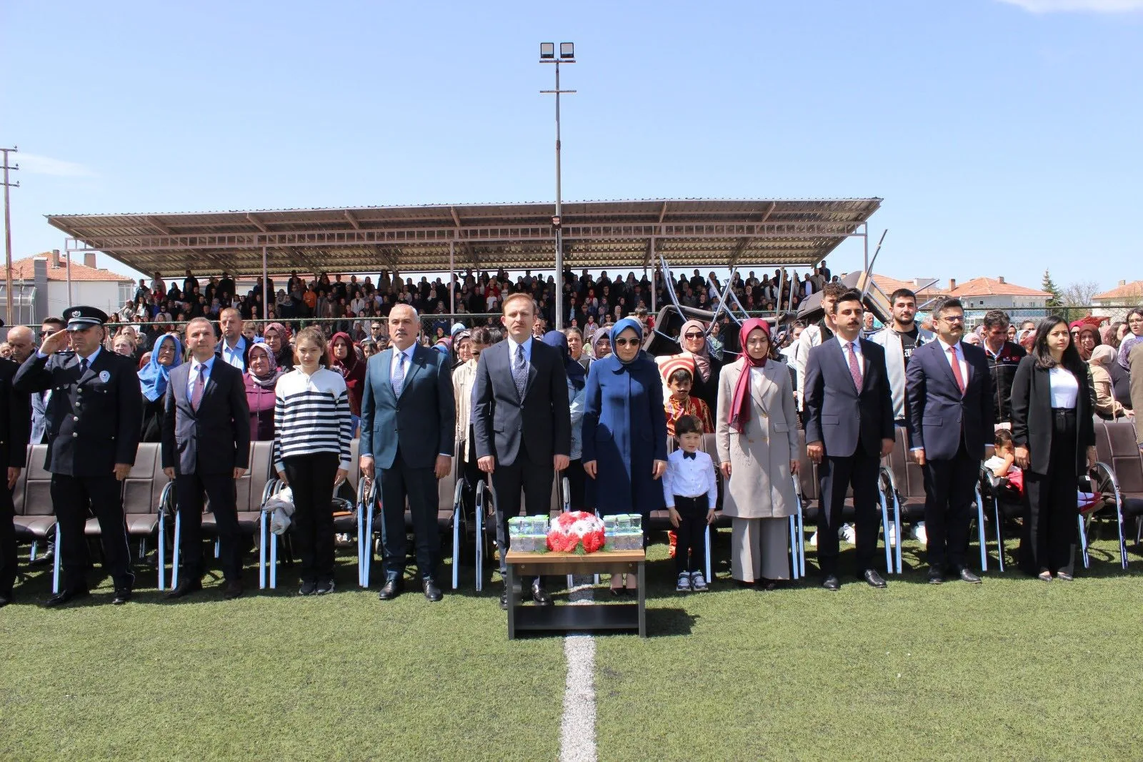 23 Nisan Ulusal Egemenlik ve Çocuk Bayramı, stadyumda düzenlenen renkli