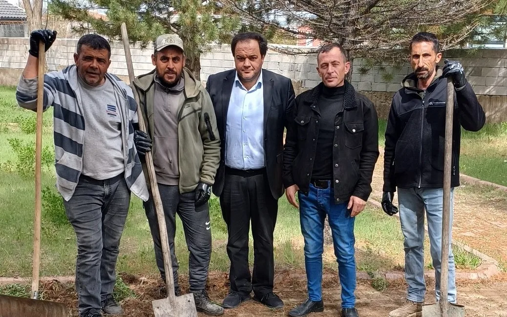 Bağlarbaşı Mahalle Muhtarı Ecevit Korkmaz, Anadolu Lisesi parkında yapılan temizlik