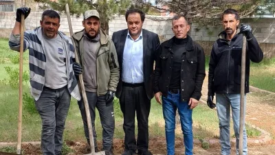 Bağlarbaşı Mahalle Muhtarı Ecevit Korkmaz, Anadolu Lisesi parkında yapılan temizlik