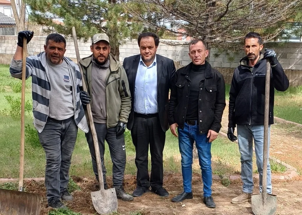 Bağlarbaşı Mahalle Muhtarı Ecevit Korkmaz, Anadolu Lisesi parkında yapılan temizlik