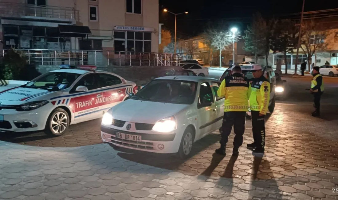 Trafik kazalarını önlemek amacıyla düzenlenen denetimde, emniyet kemeri, hız sınırı