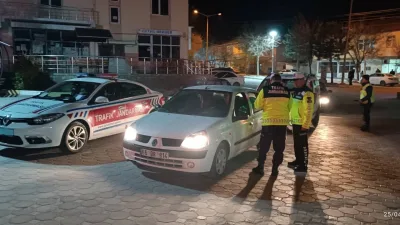 Trafik kazalarını önlemek amacıyla düzenlenen denetimde, emniyet kemeri, hız sınırı