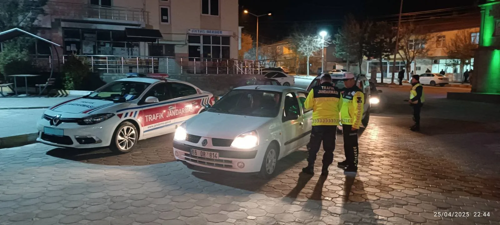 Trafik kazalarını önlemek amacıyla düzenlenen denetimde, emniyet kemeri, hız sınırı