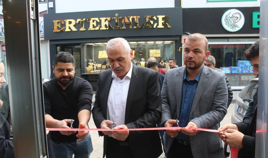Eşarp Evim, İsmail Eker ve Elife Eker'in işletmeciliğinde Sarraflar Caddesi'nde