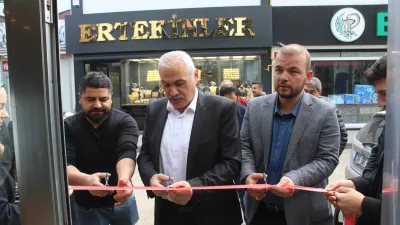 Eşarp Evim, İsmail Eker ve Elife Eker'in işletmeciliğinde Sarraflar Caddesi'nde