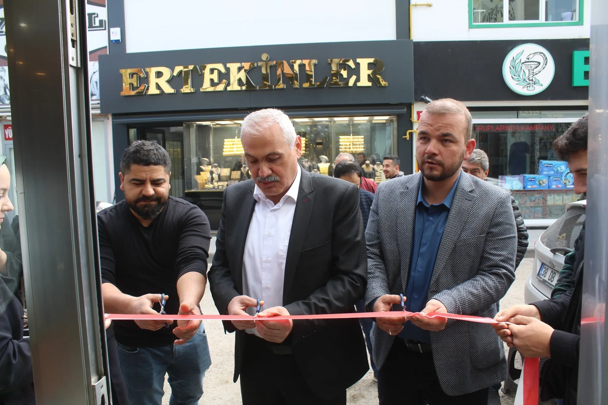 Eşarp Evim, İsmail Eker ve Elife Eker'in işletmeciliğinde Sarraflar Caddesi'nde
