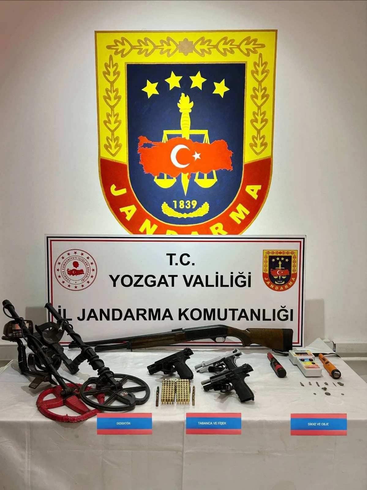 Yozgat’ın Şefaatli ilçesinde tarihi eser ve ruhsatsız silahların ele geçirildiği