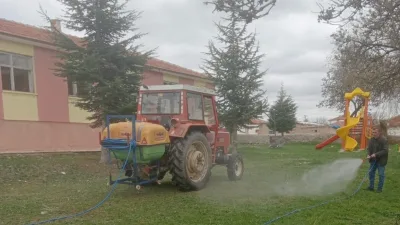 Yenipazar Belediyesi, çevre temizliği kapsamında yabancı otlarla mücadele çalışmalarını çevre