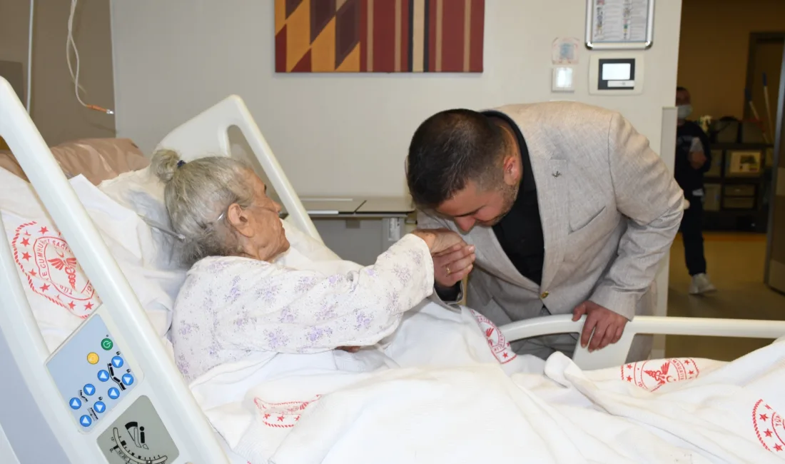 Yozgat Şehir Hastanesi’nde tedavi gören 93 yaşındaki Ulviye Sevimli’ye, hastane
