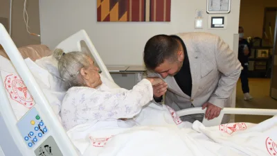 Yozgat Şehir Hastanesi’nde tedavi gören 93 yaşındaki Ulviye Sevimli’ye, hastane