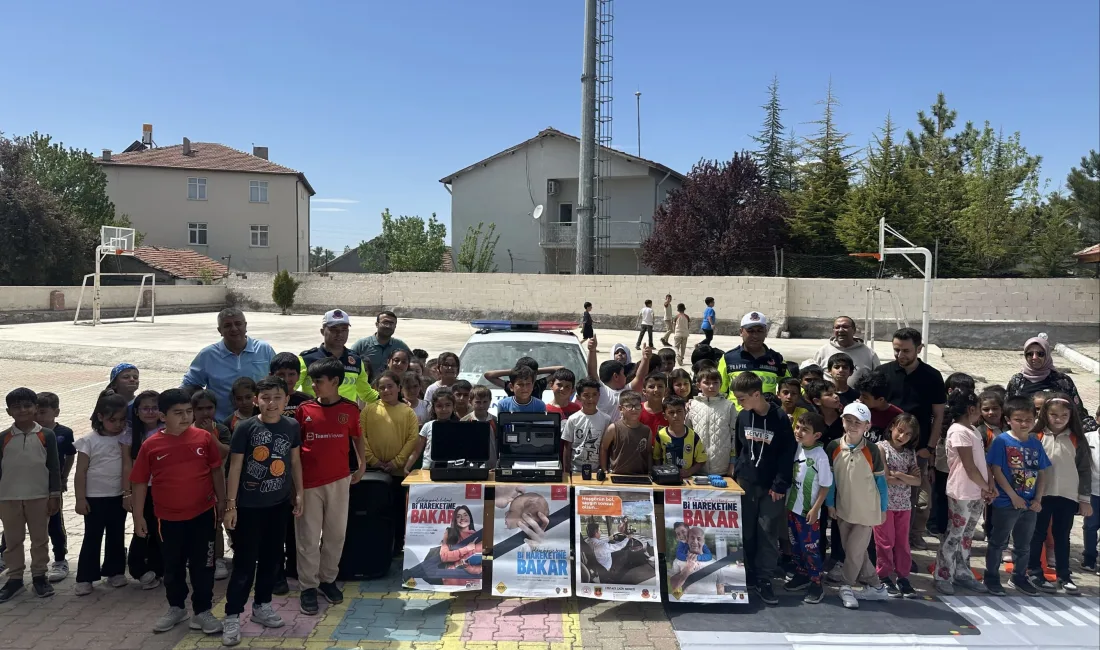Gazipaşa İlk/Ortaokulu’nda Trafik Jandarması tarafından düzenlenen seminerde, öğrencilere trafik güvenliği