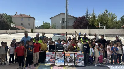 Gazipaşa İlk/Ortaokulu’nda Trafik Jandarması tarafından düzenlenen seminerde, öğrencilere trafik güvenliği