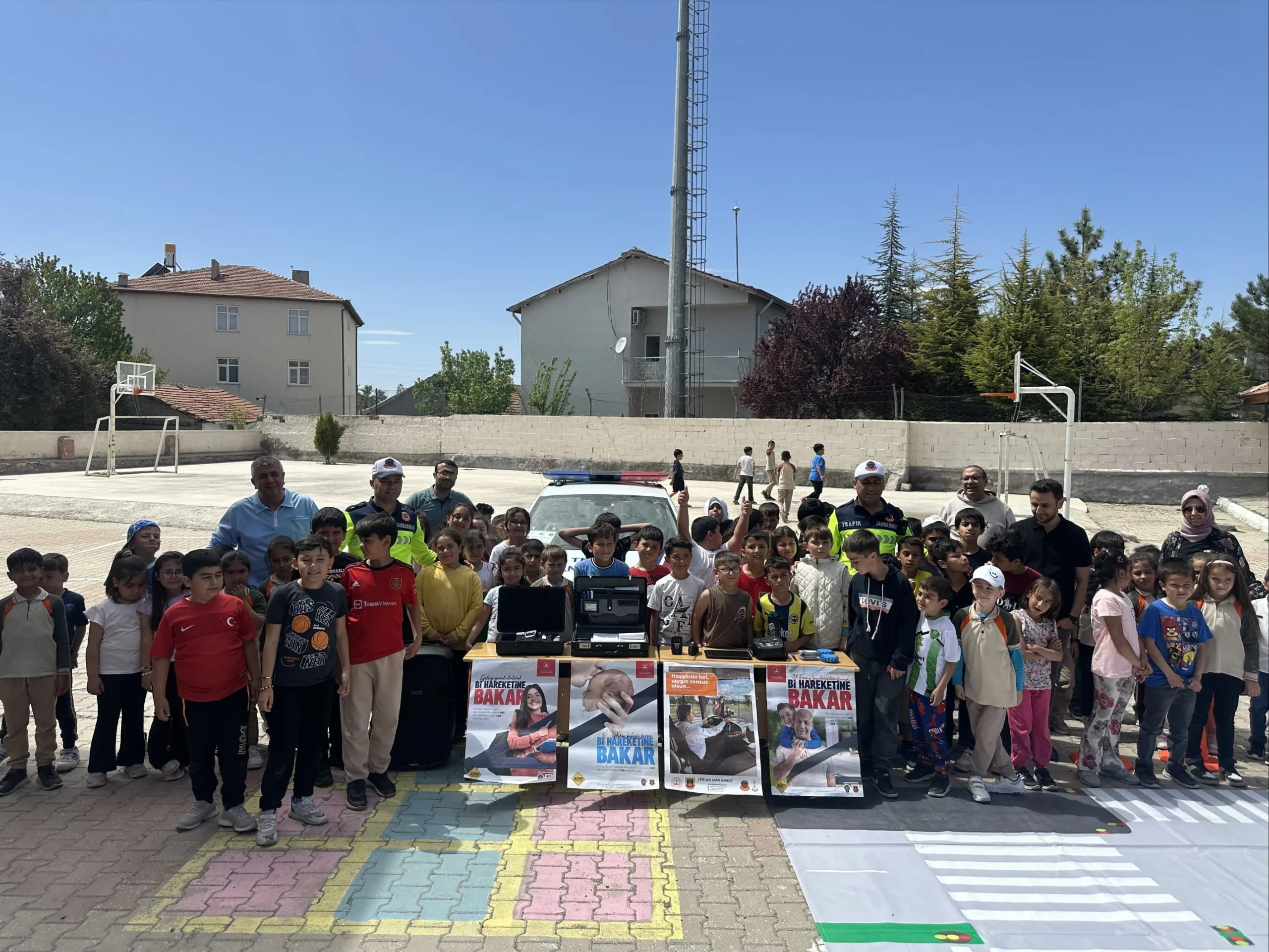 Gazipaşa İlk/Ortaokulu’nda Trafik Jandarması tarafından düzenlenen seminerde, öğrencilere trafik güvenliği