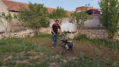 Boğazlıyan’da çiftçilere kolaylık sağlayan İzzet Çetindağ, çapa makinesiyle bahçelerde çapalama