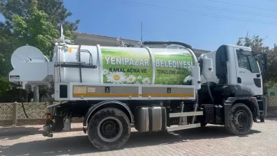 Yenipazar Belediye Başkanı Mustafa Özer, beldenin kanal temizleme aracına yeni