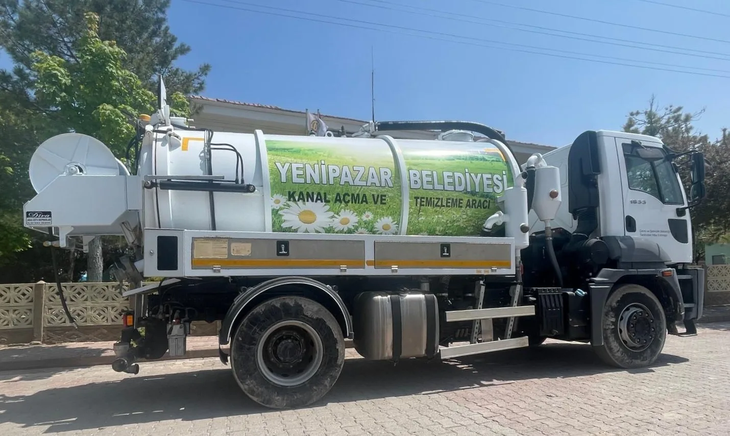 Yenipazar Belediye Başkanı Mustafa Özer, beldenin kanal temizleme aracına yeni
