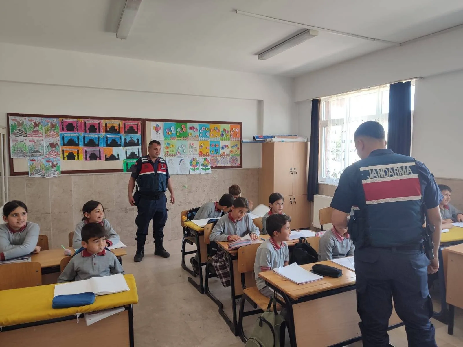 Saraykent Jandarma ekipleri, Çiçekli ve Sarayözü okullarında öğrencilere kene ısırması